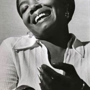 Dandara Albuquerque Instagram - Maya Angelou é uma escritora estadunidense que nasceu em 4 de abril de 1928, em St. Louis, nos Estados Unidos. Além de escritora, foi também dançarina, cantora, atriz, professora e ativista política. Maya foi tão relevante que se tornou a primeira mulher negra a ser estampada em uma moeda americana.

Conheci a obra de Maya através dos livros
 “Mamãe & Eu & Mamãe” e “Cartas a minha Filha”. Fiquei profundamente emocionada com sua história e fui acalentada pelos conselhos que ela sabiamente escreveu para a filha que nunca teve, mas que considera sermos todas nós, suas leitoras. 

Sua escrita tocou meu coração, pois mesmo com uma vida atravessada pelo racismo, abusos e muitas dificuldades, Maya conseguiu transformar toda sua dor em poesia e ainda inspirar tantas gerações de mulheres mundo a fora. Maya transformou suas dores em Arte. Suas palavras em potentes sementes. 

Hoje, dia de seu aniversário, celebro sua existência. 
E sigo sendo inspirada por seu afetuoso legado. 

Que a gente enfrente as derrotas no caminho, sem nos sentirmos derrotadas. Que a gente saiba a hora de rir, de sermos sérias e principalmente… que a gente nunca deixe de amar a vida 🖤