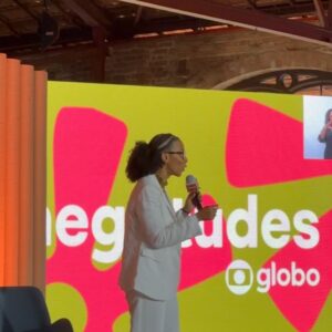 Dandara Albuquerque Instagram - Na última sexta-feira, aconteceu o #NegritudesGlobo 🫶🏾✨@somosglobo 

Foi um dia de reflexões importantes, celebração da nossa cultura e encontros afetuosos. Também foi uma oportunidade de reverenciar os que vieram antes e aprender com aqueles que têm tanto para nos ensinar. 

Ouvir Antônio Pitanga, Zezé Motta, Taís Araújo, Lázaro Ramos e tantos outros é de uma sorte tão grande que nem consigo descrever. Contemplar a sabedoria dos mais velhos, aprender com as experiências desses que estão fazendo a diferença no hoje e pavimentando esse terreno para nós que estamos chegando… foi inspirador demais.

Eu fico muito feliz por perceber os avanços que estão acontecendo e também sinto que é uma grande responsabilidade contribuir para a construção desse caminho. 

Afinal,  nós somos os ancestrais do amanhã. ✊🏾