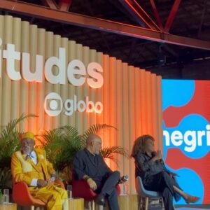 Dandara Albuquerque Instagram - Na última sexta-feira, aconteceu o #NegritudesGlobo 🫶🏾✨@somosglobo 

Foi um dia de reflexões importantes, celebração da nossa cultura e encontros afetuosos. Também foi uma oportunidade de reverenciar os que vieram antes e aprender com aqueles que têm tanto para nos ensinar. 

Ouvir Antônio Pitanga, Zezé Motta, Taís Araújo, Lázaro Ramos e tantos outros é de uma sorte tão grande que nem consigo descrever. Contemplar a sabedoria dos mais velhos, aprender com as experiências desses que estão fazendo a diferença no hoje e pavimentando esse terreno para nós que estamos chegando… foi inspirador demais.

Eu fico muito feliz por perceber os avanços que estão acontecendo e também sinto que é uma grande responsabilidade contribuir para a construção desse caminho. 

Afinal,  nós somos os ancestrais do amanhã. ✊🏾