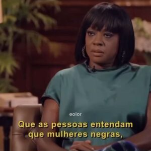Dandara Albuquerque Instagram - “E eu não sou uma mulher?”

Em 1851, Sojourner Truth fez um discurso 
como uma intervenção na Women’s Rights Convention em Akron, Ohio, Estados Unidos. 

Na ocasião, um grupo de homens discutiam sobre os direitos da mulher. Sojourner se levantou para falar após ouvir nessa reunião que mulheres não deveriam ter os mesmos direitos que os homens, porque seriam frágeis, intelectualmente débeis, entre outras discriminações. 

Além do machismo, ela também pontuou a diferença de tratamento dada para mulheres brancas e mulheres negras.

“E eu não sou uma mulher? “

Inspirada pela provocação feita por Sojourner Truth em seu discurso,  nesse #8M , Dia Internacional da Mulher, deixo aqui reflexões que considero importantes para a data, na voz potente de algumas das mulheres que são referências para mim. Pois infelizmente, algumas das questões levantadas em 1851 se perpetuam e atravessam mulheres negras até hoje. 

Que sejamos cada dia mais…
Reconhecidas por nossas subjetividades, respeitadas em nossos direitos e acolhidas em nossas humanidades.

*pra quem quiser ler o discurso completo, o link está nos stories. 

Fonte: Portal Geledes