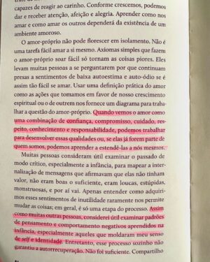 Dandara Albuquerque Instagram - “Quando vemos o amor como uma combinação de confiança, compromisso, cuidado, respeito e responsabilidade, podemos trabalhar para desenvolver essas qualidades ou, se elas já forem parte de quem somos, podemos aprender a estendê-las a nós mesmos.

Precisamos parar de igualar covardemente o amor- próprio a egoísmo ou egocentrismo. Amor-próprio é a base de nossa prática amorosa. Sem ele, nossos outros esforços amorosos falham. Ao dar amor a nós mesmos, concedemos ao nosso ser interior a oportunidade de ter o amor incondicional que talvez tenhamos sempre desejado receber de outra pessoa. 

Se você não se ama, não poderá amar mais ninguém. Não espere receber de outra pessoa o amor que você não dá a si mesma.” 🧡

Bell Hooks em “Tudo sobre o amor” 📙