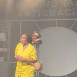 Dandara Albuquerque Instagram - Dia desses eu estava num evento profissional, quando fui abordada por uma pessoa (branca) que veio me parabenizar pelo meu trabalho que havia acabado de assistir.

Depois de algum tempo ouvindo, percebi que estava sendo confundida com uma colega de elenco, que embora seja uma atriz talentosa que admiro muito, simplesmente não era eu. Nossa única semelhança: somos duas mulheres negras! 

Mais uma vez vivenciei ali o apagamento da minha subjetividade e individualidade. Num dia tão especial para mim, esse fato desagradável poderia ter estragado minha noite. Mas não foi assim…

Hoje, mais fortalecida em minha negritude e entendendo mais profundamente como o racismo nos atravessa sutilmente no cotidiano, eu não aceito mais ficar com o desconforto em mim.

Fiz questão de dizer: acho que vc está me confundindo com…. Prazer, eu sou Dandara Albuquerque. A pessoa ficou desconcertada. E percebeu o quanto sua atitude aparentemente inofensiva havia sido violenta. 

E é por situações assim ainda acontecerem com frequência, que a peça @pequenomanualapeca e também o livro de @djamilaribeiro1 ainda se fazem muito necessários. Não basta ser contra o racismo. É preciso se comprometer em ser antirracista na prática, no cotidiano, se investigar, estudar para se desconstruir. 

Parabéns @luaxavier @aldri.oficial por estarem fazendo esse movimento de revolução política através da Arte. 

E também pela estreia no dia 13 de maio, dia da suposta “abolição da escravatura”, nos lembrando da importância de ressignificar essa data . 

📸 @daltonvalerio