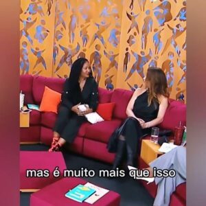 Dandara Albuquerque Instagram - “E eu não sou uma mulher?”

Em 1851, Sojourner Truth fez um discurso 
como uma intervenção na Women’s Rights Convention em Akron, Ohio, Estados Unidos. 

Na ocasião, um grupo de homens discutiam sobre os direitos da mulher. Sojourner se levantou para falar após ouvir nessa reunião que mulheres não deveriam ter os mesmos direitos que os homens, porque seriam frágeis, intelectualmente débeis, entre outras discriminações. 

Além do machismo, ela também pontuou a diferença de tratamento dada para mulheres brancas e mulheres negras.

“E eu não sou uma mulher? “

Inspirada pela provocação feita por Sojourner Truth em seu discurso,  nesse #8M , Dia Internacional da Mulher, deixo aqui reflexões que considero importantes para a data, na voz potente de algumas das mulheres que são referências para mim. Pois infelizmente, algumas das questões levantadas em 1851 se perpetuam e atravessam mulheres negras até hoje. 

Que sejamos cada dia mais…
Reconhecidas por nossas subjetividades, respeitadas em nossos direitos e acolhidas em nossas humanidades.

*pra quem quiser ler o discurso completo, o link está nos stories. 

Fonte: Portal Geledes