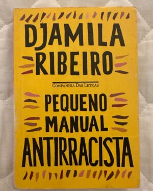 Dandara Albuquerque Instagram - Dia desses eu estava num evento profissional, quando fui abordada por uma pessoa (branca) que veio me parabenizar pelo meu trabalho que havia acabado de assistir.

Depois de algum tempo ouvindo, percebi que estava sendo confundida com uma colega de elenco, que embora seja uma atriz talentosa que admiro muito, simplesmente não era eu. Nossa única semelhança: somos duas mulheres negras! 

Mais uma vez vivenciei ali o apagamento da minha subjetividade e individualidade. Num dia tão especial para mim, esse fato desagradável poderia ter estragado minha noite. Mas não foi assim…

Hoje, mais fortalecida em minha negritude e entendendo mais profundamente como o racismo nos atravessa sutilmente no cotidiano, eu não aceito mais ficar com o desconforto em mim.

Fiz questão de dizer: acho que vc está me confundindo com…. Prazer, eu sou Dandara Albuquerque. A pessoa ficou desconcertada. E percebeu o quanto sua atitude aparentemente inofensiva havia sido violenta. 

E é por situações assim ainda acontecerem com frequência, que a peça @pequenomanualapeca e também o livro de @djamilaribeiro1 ainda se fazem muito necessários. Não basta ser contra o racismo. É preciso se comprometer em ser antirracista na prática, no cotidiano, se investigar, estudar para se desconstruir. 

Parabéns @luaxavier @aldri.oficial por estarem fazendo esse movimento de revolução política através da Arte. 

E também pela estreia no dia 13 de maio, dia da suposta “abolição da escravatura”, nos lembrando da importância de ressignificar essa data . 

📸 @daltonvalerio