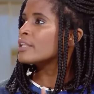 Dandara Albuquerque Instagram - “E eu não sou uma mulher?”

Em 1851, Sojourner Truth fez um discurso 
como uma intervenção na Women’s Rights Convention em Akron, Ohio, Estados Unidos. 

Na ocasião, um grupo de homens discutiam sobre os direitos da mulher. Sojourner se levantou para falar após ouvir nessa reunião que mulheres não deveriam ter os mesmos direitos que os homens, porque seriam frágeis, intelectualmente débeis, entre outras discriminações. 

Além do machismo, ela também pontuou a diferença de tratamento dada para mulheres brancas e mulheres negras.

“E eu não sou uma mulher? “

Inspirada pela provocação feita por Sojourner Truth em seu discurso,  nesse #8M , Dia Internacional da Mulher, deixo aqui reflexões que considero importantes para a data, na voz potente de algumas das mulheres que são referências para mim. Pois infelizmente, algumas das questões levantadas em 1851 se perpetuam e atravessam mulheres negras até hoje. 

Que sejamos cada dia mais…
Reconhecidas por nossas subjetividades, respeitadas em nossos direitos e acolhidas em nossas humanidades.

*pra quem quiser ler o discurso completo, o link está nos stories. 

Fonte: Portal Geledes