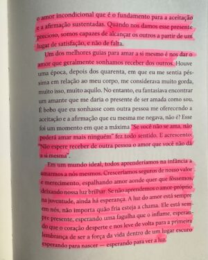 Dandara Albuquerque Instagram - “Quando vemos o amor como uma combinação de confiança, compromisso, cuidado, respeito e responsabilidade, podemos trabalhar para desenvolver essas qualidades ou, se elas já forem parte de quem somos, podemos aprender a estendê-las a nós mesmos.

Precisamos parar de igualar covardemente o amor- próprio a egoísmo ou egocentrismo. Amor-próprio é a base de nossa prática amorosa. Sem ele, nossos outros esforços amorosos falham. Ao dar amor a nós mesmos, concedemos ao nosso ser interior a oportunidade de ter o amor incondicional que talvez tenhamos sempre desejado receber de outra pessoa. 

Se você não se ama, não poderá amar mais ninguém. Não espere receber de outra pessoa o amor que você não dá a si mesma.” 🧡

Bell Hooks em “Tudo sobre o amor” 📙