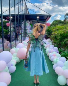 Dani Gondim Instagram - Tu tu tu turuturu babyTube. Queridos, que dias intensos e emocionantes. Um presente estar com vocês celebrando a vida de Lua cercada de tanto cuidado em cada detalhe do evento. Foi impecável. Que a divindade continue abençoando sua família e iluminando seus passos ❤️ @eliezer @viihtube Ps: eu estou obcecada. Passo 90% do tempo cantando babytube e os outros 10% eu torço para alguém cantar e eu falar “ o meu nome é Nina, dinossaurinha “ 😂😂❤️❤️❤️ Gratidão @tauaresorts por nos receber tão bem #babytube #mundosalua