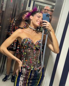 Dani Gondim Instagram - Carnaval é uma verdadeira potência e compartilhar isso com as pessoas que amamos é transformador. Essa semana eu saí na madrugada com minha mãe, todos vestidos de arte cearense para o tão colorido baile da arara, sambamos como se não houvesse amanhã e o tal amanhã chegou sem que a música parasse. Raiamos com o sol seguindo o bloquinho pelas ruas do centro carioca. Sentimos na pele a liberdade e a energia. Foi mágico, é mágico. Gratidão Pedro @pedr01gor , gratidão pela sua capacidade de criar ambientes fluídos, acolhedores e extremamente confortáveis mesmo no meio de uma lotação sem igual. Todos estão ali por algo maior;a arte que une e colore a vida. Brilhamos🦜 Nossos looks cearenses : Eu usando @kallilnepomuceno Mamãe e Chico @negropiche Titu @usetao #bailedaarara #bailedaarara2024 #danigondim
