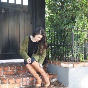 Daniela Bobadilla Instagram - Forever daydreaming about whatever book I’ve got my nose in 🤓📚 What was your favorite book you read this year? I’m going to the library tonight to pick up my vacation haul! ⠀
My 2019 Favorites were: (in no particular order) ⠀
⠀
FICTION:⠀
“A Tree Grows in Brooklyn” by Betty Smith ⠀
“What Alice Forgot” by Liane Moriarty⠀
“Maybe You Should Talk to Someone” by Lori Gotlieb⠀
“The Bookish Life of Nina Hill” by Abbi Waxman ⠀
“The Unhoneymooners” by Christina Lauren ⠀
⠀
NON FICTION:⠀
“Gifts of Imperfection” by Brene Brown⠀
“Garden City” by John Mark Comer⠀
“Do it Scared” by Ruth Sokup ⠀
“Tribe of Mentors” by Timothy Ferris ⠀
⠀
Have you read any of these? It’s so hard for me to choose my favorites... they feel like my friends hahaha.

Also my forever PSA topic: Ask your local library if they have an online library like @hoopladigital or Libby , they have free ebooks (some you can download to your kindle or nook, audiobooks and movies fo’ FREEEEE! I always check there first before buying #frugalreader