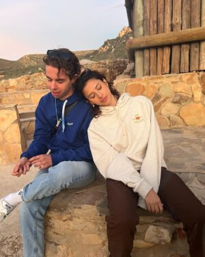 Daniela Norman Instagram - Looking for Melman and Marty 🐘👨‍👩‍👦🦒🖤