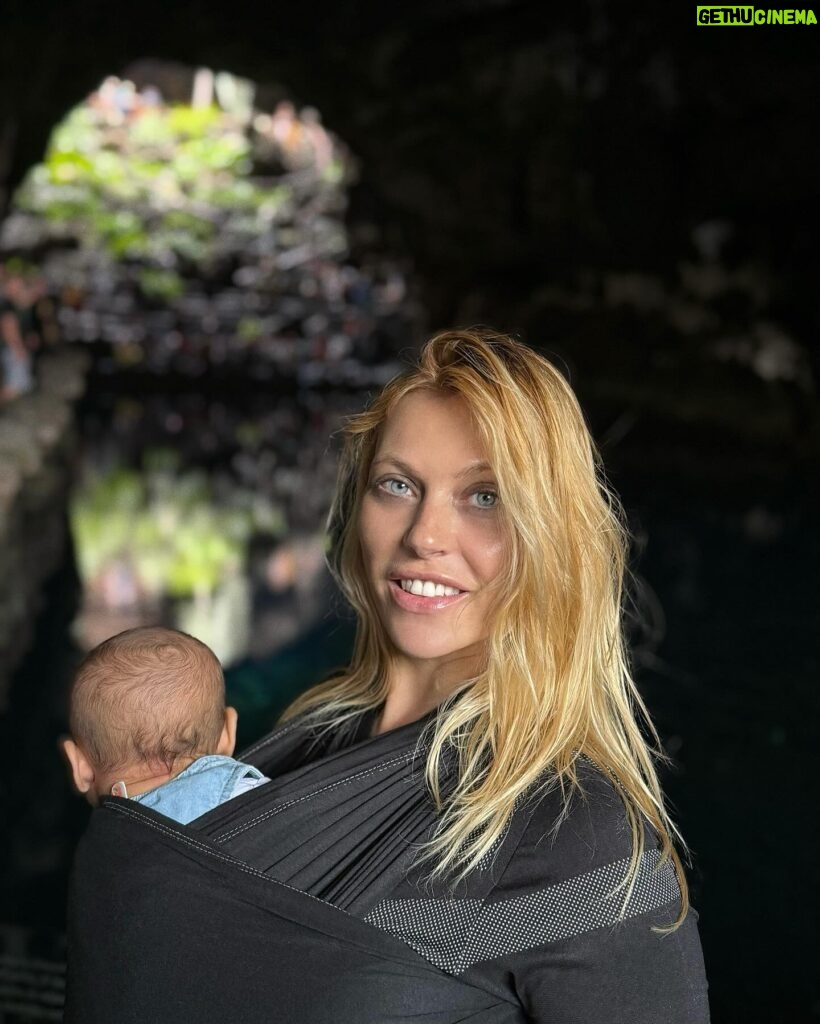 Daniela Blume Instagram - De cuevas volcánicas con mi bebesita de 2m ✨que fuerte es que ahora no importe donde ella esté, mientras sea pegadita a mi, ella es feliz 🦋