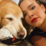 Daniela Boaventura Instagram - Lembro de cada um desses dias e de tantos outros em detalhes.❤️ Antes que se assustem, o @eusouosambadog tá ótimo, aqui do meu lado… há exatos 6 anos, três meses e sete dias. Muita gente não entende o motivo deu dar a ele tanta atenção, mimo e prioridade. Deixar de viajar no réveillon? Levar na acupuntura? Passear três vezes ao dia? É que o tempo passa rápido demais. Num dia são filhotes, no outro grisalhos. Há poucas certezas quando se escolhe cuidar de uma vidinha dessas, mas uma existe: você nunca dará a eles tanto amor quanto recebe de volta e justamente por isso é melhor o “excesso” que a sensação de ter feito menos do que poderia.