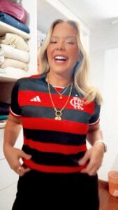 Daniela Boaventura Instagram - Só vesti porque afinal de contas a temporada do Flamengo começou oficialmente hoje. E, claro, porque não usar presente é desfeita! To certa ou errada?🤪 Valeu, @adidasbrasil ❤️