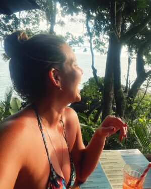 Daniela Boaventura Instagram - O tipo de folga que eu goxxxxto! E não, não são férias…🫢 amanhã eu tô no ar com abre jogo do copa da Inglaterra (corrigindo! Rs) e segunda de volta ao ESPN FC!