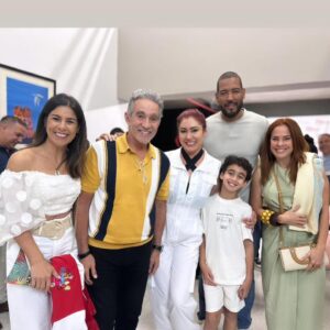 Daniela Droz Instagram - 🎭 Lo mejor de ayer en la noche en nuestro estreno fue tener a mi familia (mami, papi, Kennito y esposito) allí presente disfrutando de nuestro proyecto que montamos con tanto amor. 🎭

♥️Mi hijo y esposo llegaron ayer mismo para apoyar mamá y mi corazón no puede estar más agradecido. 
Gracias a mis amigas bellas por decir presente.♥️

🏆Esta producción ha sido una de las experiencias más enriquecedoras de mi vida, llena de compañerismo, respeto, talento de sobra pero sobretodo presencia de Dios.🥇

👑Honrar a Dios a través de mis dones y talentos es lo más hermoso que existe, gracias Padre por esta valiosa oportunidad. 👑

Gracias al hermoso público que se dió cita en Bellas Artes de Caguas para reír sin parar.

@luquisnelson GRACIAS infinitas por la invitación , compañeros actores, director Nemesio, equipo técnico que bárbaros son wow los amo.

PUERTO RICO nos vemos el 18 de mayo de Mayagüez “Hasta que las Suegras nos separen” 

🎫🎟️BOLETOS en @ticketera 

FOTOS 4 y 5 - Kennito junto a su personaje favorito de la obra #CHU 😂😂