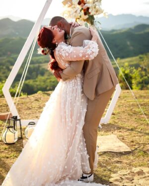 Daniela Droz Instagram - Me despido de este 2023 con el hermoso privilegio de ser la fotógrafa de la boda de Yesenia @danieladroz y Nathanael Crispín en el día de ayer ❤️ Esto fue una de las bodas más hermosas donde la presencia de Dios se hacía sentir entre los que allí estuvimos 🙌🏼 Agradezco una vez más la confianza que me brindan para un momento tan importante como este... ¡Vivo para esto! Por aquí les dejo un pre-view, que lo disfruten ✨Luego subo más fotitos 📸

Venue: @fincabeehappy 
Coordinación y decoración: @ednaaubray 
Maquillaje: @abellamakeup 
Vestido: @otilio.santiago 
Sortija: @joseechevarriadisenador