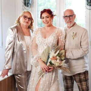 Daniela Droz Instagram - 🌹1ro de febrero….wow como va la vida a las millas….

♥️Hoy recibimos al mes donde se resalta y se celebra el amor. Celebro el amor a diario y en todas sus dimensiones, y hoy quiero arrancar el mes celebrando la bendición de contar con el amor de mis Padres.♥️

🪭No saben cuánto le pedí a mi Padre Celestial que mis Padres pudieran ver y disfrutar este momento en mi vida, lo declaraba constantemente mientras estuve soltera.  Sabía la alegría y la paz que provocaría en la vida de mis padres esta nueva etapa en mi vida. ✝️

🤍❤️♥️Este día fue más que nada para honrar y celebrar a Dios y a nuestros padres ya que mi amado esposo también tiene esta bendición. ♥️❤️🤍

🥀Honremos a nuestros padres hasta su último suspiro, yo declaro salud y larga vida para los míos en el poderoso nombre de Jesús pero aquí estamos hasta que papá 🙏🏼diga.🌈

Mami…Papi…LOS AMO♥️ gracias infinitas por estar en todas las etapas de mi vida, por amarme incondicionalmente, ustedes, mi hijo y ahora mi esposo son mi vida entera. 

Gracias Jesús por permitirme sentir y vivir este gran amor. 

📚Éxodo 20:12 RVR1960

Honra a tu padre y a tu madre, para que tus días se alarguen en la tierra que Jehová tu Dios te da.

📚Deuteronomio 5:16
Reina-Valera 1960
16 Honra a tu padre y a tu madre, como Jehová tu Dios te ha mandado, para que sean prolongados tus días, y para que te vaya bien sobre la tierra que Jehová tu Dios te da.

📸 @laurielizphotography