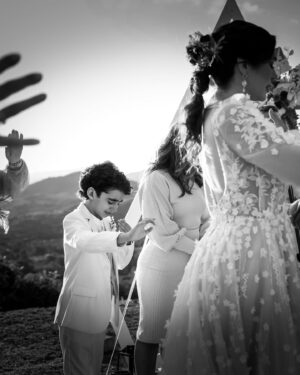 Daniela Droz Instagram - Me despido de este 2023 con el hermoso privilegio de ser la fotógrafa de la boda de Yesenia @danieladroz y Nathanael Crispín en el día de ayer ❤️ Esto fue una de las bodas más hermosas donde la presencia de Dios se hacía sentir entre los que allí estuvimos 🙌🏼 Agradezco una vez más la confianza que me brindan para un momento tan importante como este... ¡Vivo para esto! Por aquí les dejo un pre-view, que lo disfruten ✨Luego subo más fotitos 📸

Venue: @fincabeehappy 
Coordinación y decoración: @ednaaubray 
Maquillaje: @abellamakeup 
Vestido: @otilio.santiago 
Sortija: @joseechevarriadisenador