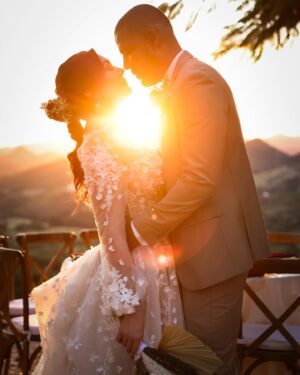 Daniela Droz Instagram - Me despido de este 2023 con el hermoso privilegio de ser la fotógrafa de la boda de Yesenia @danieladroz y Nathanael Crispín en el día de ayer ❤️ Esto fue una de las bodas más hermosas donde la presencia de Dios se hacía sentir entre los que allí estuvimos 🙌🏼 Agradezco una vez más la confianza que me brindan para un momento tan importante como este... ¡Vivo para esto! Por aquí les dejo un pre-view, que lo disfruten ✨Luego subo más fotitos 📸

Venue: @fincabeehappy 
Coordinación y decoración: @ednaaubray 
Maquillaje: @abellamakeup 
Vestido: @otilio.santiago 
Sortija: @joseechevarriadisenador