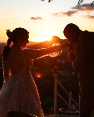 Daniela Droz Instagram - Me despido de este 2023 con el hermoso privilegio de ser la fotógrafa de la boda de Yesenia @danieladroz y Nathanael Crispín en el día de ayer ❤️ Esto fue una de las bodas más hermosas donde la presencia de Dios se hacía sentir entre los que allí estuvimos 🙌🏼 Agradezco una vez más la confianza que me brindan para un momento tan importante como este... ¡Vivo para esto! Por aquí les dejo un pre-view, que lo disfruten ✨Luego subo más fotitos 📸

Venue: @fincabeehappy 
Coordinación y decoración: @ednaaubray 
Maquillaje: @abellamakeup 
Vestido: @otilio.santiago 
Sortija: @joseechevarriadisenador