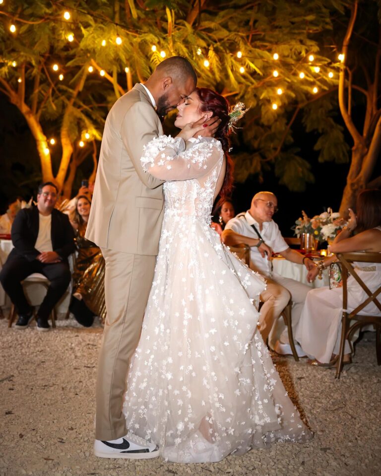 Daniela Droz Instagram - Me despido de este 2023 con el hermoso privilegio de ser la fotógrafa de la boda de Yesenia @danieladroz y Nathanael Crispín en el día de ayer ❤️ Esto fue una de las bodas más hermosas donde la presencia de Dios se hacía sentir entre los que allí estuvimos 🙌🏼 Agradezco una vez más la confianza que me brindan para un momento tan importante como este... ¡Vivo para esto! Por aquí les dejo un pre-view, que lo disfruten ✨Luego subo más fotitos 📸 Venue: @fincabeehappy Coordinación y decoración: @ednaaubray Maquillaje: @abellamakeup Vestido: @otilio.santiago Sortija: @joseechevarriadisenador