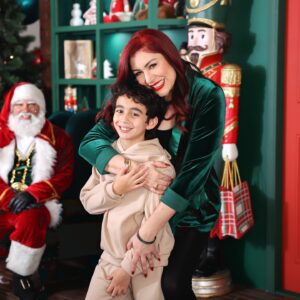 Daniela Droz Instagram - 🎅🏻Como amo esta época, Dios me concedió tener a mi Kennito en Dic, mis Padres cumplen aniversario en Dic , llega  la ilusión de los regalitos de Santa y también celebraré mi matrimonio en Dic wiiii 🎄

❄️❄️Los detalles de mi Padre Celestial, Déjate sorprender por Papá.❄️❄️

🎄FELIZ NAVIDAD FAMILIA ☃️

📸 by la Espectacularrrttt @laurielizphotography 
👡 son de @egoloversusa en Plaza las Américas 

#alegríaybombaeehh #navidad #danieladroz #merrychristmas #santa #kennito #mamá #YN #teamcroz #boda #celebración #DiosEsFiel