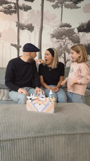 Daniela Martins Instagram - Vous aussi vous ne trouvez jamais la télécommande, les couches ou les lingettes ?
Faites appel à Eléa et ses Super-Pouvoirs 😁
On a adoré développer notre imagination en famille avec quelques briques LEGO. 
C’est le Super-Pouvoir de Jouer avec @legofrance_official 💕

Publicité #LEGO #LEGOFRANCE