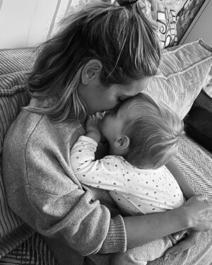 Daniela Martins Instagram - Un jour tu oublieras que je t’ai tenu la main pour que tu t’endormes ou parce que tu avais mal. Tu oublieras mes doutes, mes craintes et mes larmes. Tu oublieras peut-être mes cris aussi. Tu oublieras peut-être même de m’appeler. Mais moi je n’oublierai rien. Et même quand tu oublieras de m’appeler je regarderai mon téléphone en attendant ton appel 🤍

=> 2ème photo le gros vomito sur Maman (mon pantalon en est témoin 😅) en arrivant aux urgences 
=> 3ème photo 2h du matin dans la salle d’attente des urgences à l’occuper entre deux bâillements 

#maman #viedemaman #monbebe