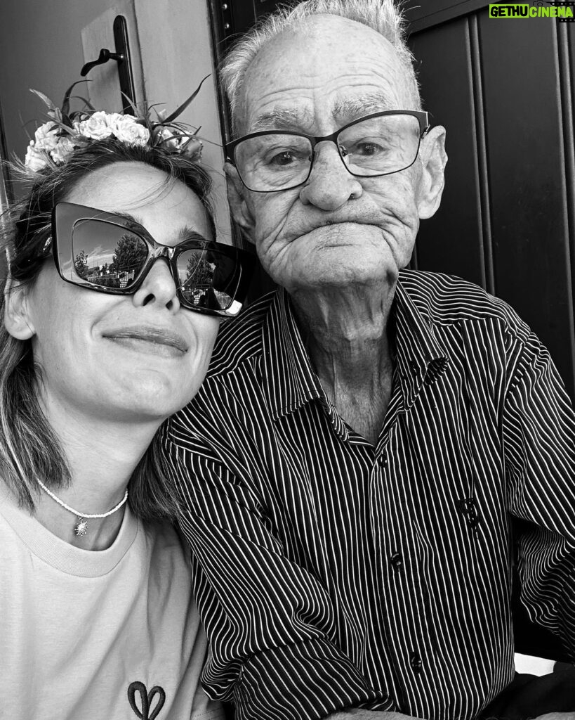 Daniela Martins Instagram - Aujourd’hui je n’ai pas perdu qu’un Papy, mais un Père aussi. J’ai été forte, mais tu l’as été tellement plus…mon exemple, mon guerrier… On se revoit ! En attendant, je te promets de ne pas lâcher Mamy et toi promets moi de veiller sur mes petits… Merci pour tout. Je t’aime ♥️ Signée : ta 3ème fille