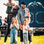 Daniela Martins Instagram - 28 secondes de câlins, de complicité et beaucoup de bonheur passé en famille lors de L’#HippodromeEnFamille 🤍 @francegalop En collaboration avec la marque
