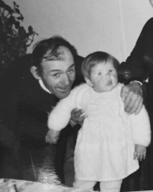 Daniela Martins Instagram - Aujourd’hui je n’ai pas perdu qu’un Papy, mais un Père aussi.
J’ai été forte, mais tu l’as été tellement plus…mon exemple, mon guerrier…
On se revoit !
En attendant, je te promets de ne pas lâcher Mamy et toi promets moi de veiller sur mes petits…
Merci pour tout. 
Je t’aime ♥️
Signée : ta 3ème fille