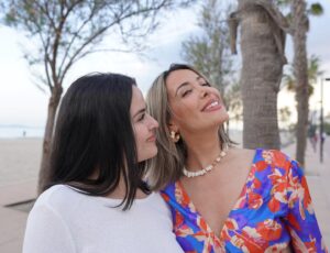 Daniela Martins Instagram - Joyeux anniversaire à ma petite sœur ♥️ 
Le jour où tu es née j’ai découvert qu’on pouvait pleurer de joie, j’ai découvert qu’on pouvait ne pas porter l’enfant et l’aimer comme le sien. J’ai appris à protéger, tu m’as tant appris… Un peu ta sœur, un peu ta maman je serai toujours là pour toi. Je t’aime fort ♥️ 
(La deuxième pour faire remonter le temps 🥹)