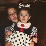 Daniela Martins Instagram - Joyeux anniversaire à ma petite sœur ♥️ Le jour où tu es née j’ai découvert qu’on pouvait pleurer de joie, j’ai découvert qu’on pouvait ne pas porter l’enfant et l’aimer comme le sien. J’ai appris à protéger, tu m’as tant appris… Un peu ta sœur, un peu ta maman je serai toujours là pour toi. Je t’aime fort ♥️ (La deuxième pour faire remonter le temps 🥹)