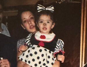 Daniela Martins Instagram - Joyeux anniversaire à ma petite sœur ♥️ 
Le jour où tu es née j’ai découvert qu’on pouvait pleurer de joie, j’ai découvert qu’on pouvait ne pas porter l’enfant et l’aimer comme le sien. J’ai appris à protéger, tu m’as tant appris… Un peu ta sœur, un peu ta maman je serai toujours là pour toi. Je t’aime fort ♥️ 
(La deuxième pour faire remonter le temps 🥹)