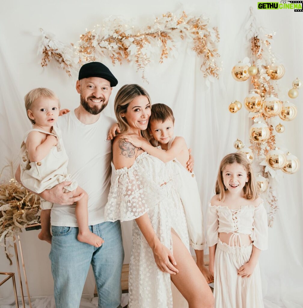 Daniela Martins Instagram - Passez de bonnes fêtes ♥️ Vous faites un peu partie de notre famille, donc on vous envoie plein d’amour. Prenez soin de vous et de vos proches 🥰 📷 @helinephotography #love #family