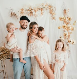 Daniela Martins Instagram - Passez de bonnes fêtes ♥️
Vous faites un peu partie de notre famille, donc on vous envoie plein d’amour. Prenez soin de vous et de vos proches 🥰

📷 @helinephotography 

#love #family