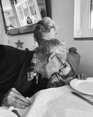 Daniela Martins Instagram - Aujourd’hui je n’ai pas perdu qu’un Papy, mais un Père aussi.
J’ai été forte, mais tu l’as été tellement plus…mon exemple, mon guerrier…
On se revoit !
En attendant, je te promets de ne pas lâcher Mamy et toi promets moi de veiller sur mes petits…
Merci pour tout. 
Je t’aime ♥️
Signée : ta 3ème fille