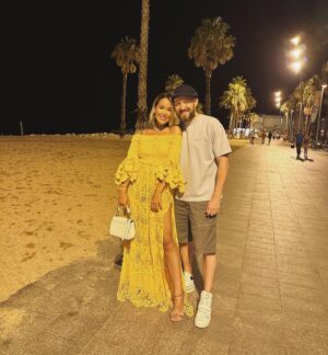 Daniela Martins Instagram - Premier week-end en amoureux en plus de 7 ans 🤍
Partagés entre l’envie de rester plus longtemps et l’envie de retrouver nos enfants…
Nous avons passé 7 ans à rêver de couper de notre rôle de parent mais 80% de nos discussions ont tourné autour des gamins.
Nous avons passé 7 ans à rêver d’une grasse mat’ ensemble mais à 8h on était réveillés. Nous avons passé 7 ans à rêver de prendre un petit déjeuner dans le calme, mais l’avons instinctivement passé à nous dépêcher de peur qu’un d’entre eux fasse une crise, alors qu’on était SEULS 😄🤷🏻‍♀️
Clairement notre cerveau a besoin d’un temps d’adaptation !

#ambivalenceparentale