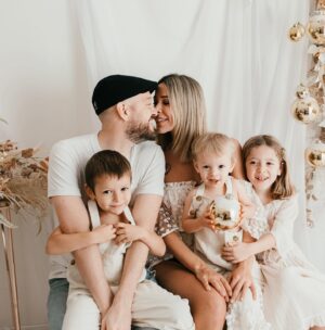 Daniela Martins Instagram - Passez de bonnes fêtes ♥️
Vous faites un peu partie de notre famille, donc on vous envoie plein d’amour. Prenez soin de vous et de vos proches 🥰

📷 @helinephotography 

#love #family