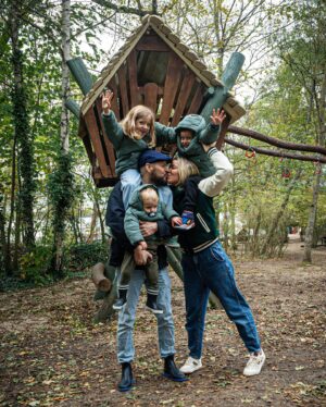 Daniela Martins Instagram - Ma petite famille…pas si petite que ça 🙃💚

#mafamille #love #family #montout