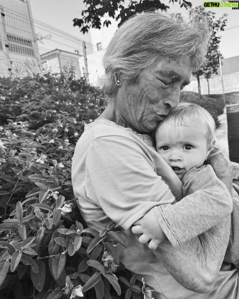 Daniela Martins Instagram - La définition de L’AMOUR PUR en une image 🥹 #arrieregrandmere #amourpur #vovóvovô #love