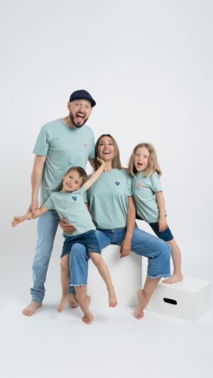 Daniela Martins Instagram - Nous sommes heureux de vous annoncer le lancement de « Daron Daronne » 🥹♥️
Une histoire de famille qui se résume en T-shirts Matchy-Matchy disponibles sur darondaronne.fr 
Tout a été minutieusement imaginé de A-Z par nos petites mains 🫶
Des T-shirts pour toute la famille en coton biologique, fabriqués en Europe et brodés en 🇫🇷 
C’est partiiiii les pré-ventes sont enfin ouvertes. Nous avons décidé de fabriquer cette collection en petite quantité.
C’est une collection unique et croyez-nous, fait avec beaucoup d’amour ♥️

www.darondaronne.fr