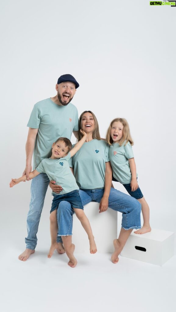 Daniela Martins Instagram - Nous sommes heureux de vous annoncer le lancement de « Daron Daronne » 🥹♥️ Une histoire de famille qui se résume en T-shirts Matchy-Matchy disponibles sur darondaronne.fr Tout a été minutieusement imaginé de A-Z par nos petites mains 🫶 Des T-shirts pour toute la famille en coton biologique, fabriqués en Europe et brodés en 🇫🇷 C’est partiiiii les pré-ventes sont enfin ouvertes. Nous avons décidé de fabriquer cette collection en petite quantité. C’est une collection unique et croyez-nous, fait avec beaucoup d’amour ♥️ www.darondaronne.fr