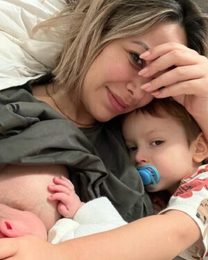 Daniela Martins Instagram - Quand une mère se plaint elle ne cherche rien d’autre qu’une oreille attentive. Elle ne cherche pas de réflexions, ni de conseils, ni de jugements, ni de questions.
Juste une oreille, une épaule, un mot réconfortant 🧡

#love #postpartum