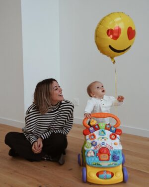 Daniela Martins Instagram - Il marche déjà ?! 
La question pas méchante qui te met indirectement un petit coup de pression… » non pas encore ! » suivi d’un « mais il dit déjà des mots, il peut pas tout faire » ou « pas grave il a le temps »… Tu peux pas juste répondre par « non il ne marche pas» Point ! Non ! Tu ressens ce fichu besoin de te justifier.
C’est vraiment un truc que j’ai développé en devenant mère: me justifier. C’est plus fort que moi. 

Du coup je vais essayer de faire un effort: non il ne marche pas. Par contre il parcourt le salon avec son trotteur @vtech_jouets qui l’accompagne aussi dans ses premiers apprentissages des couleurs, des chiffres, des animaux grâce à son super tableau d’éveil 

#marchebebe #baby #1an #vtech
en collaboration avec la marque