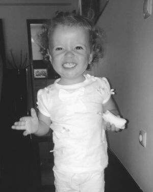 Daniela Martins Instagram - Joyeux anniversaire à notre rayon de soleil ♥️
7 ans aujourd’hui que tu es arrivée dans notre vie et que tu l’as changé à jamais 
Tu nous remplis de fierté chaque jour un peu plus, on serait incapable de citer toutes tes qualités tellement elles sont nombreuses…
on t’aime profondément ♥️