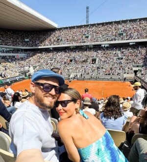 Daniela Martins Instagram - Première fois pour nous à @rolandgarros 💙
Merci @hesperide_jardin pour l’invitation. C’était impressionnant 🤩
Vous y êtes déjà allé ?

#rolandgarros