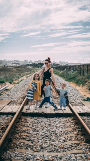 Daniela Martins Instagram - Chéri j’ai perdu les gosses 😱😂

#famille #love #momof3 #algarve
