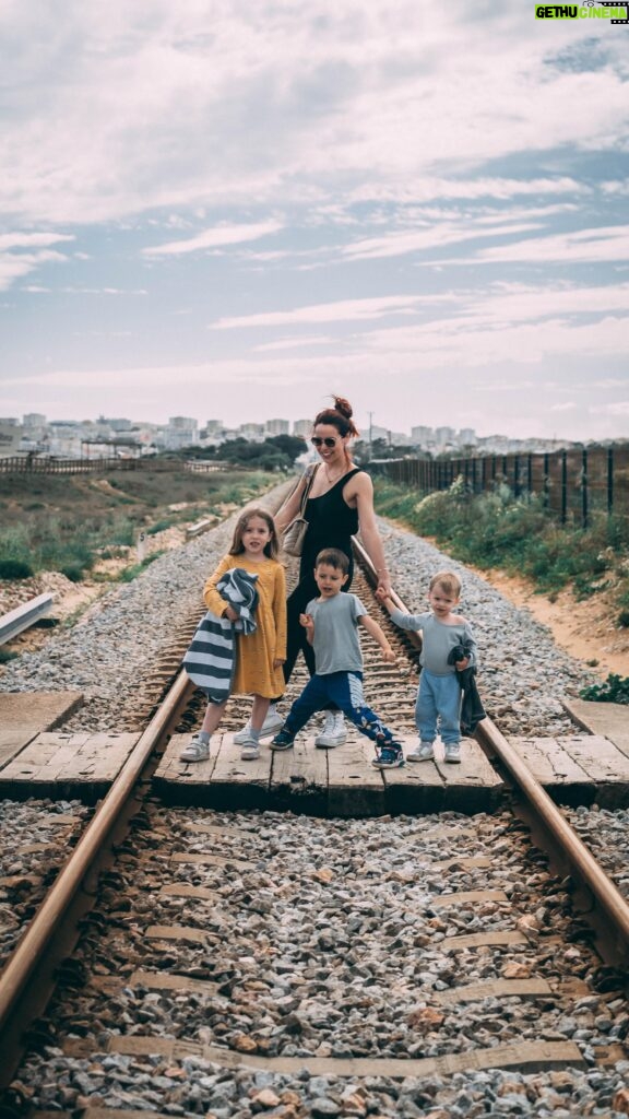 Daniela Martins Instagram - Chéri j’ai perdu les gosses 😱😂 #famille #love #momof3 #algarve