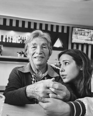 Daniela Martins Instagram - L’amour est la seule chose capable d’arrêter le temps, l’amour est la seule chose capable de te raisonner, de te rendre lucide ne serait-ce qu’un court instant…🤍🥹

#vovó #lamourdemavie
